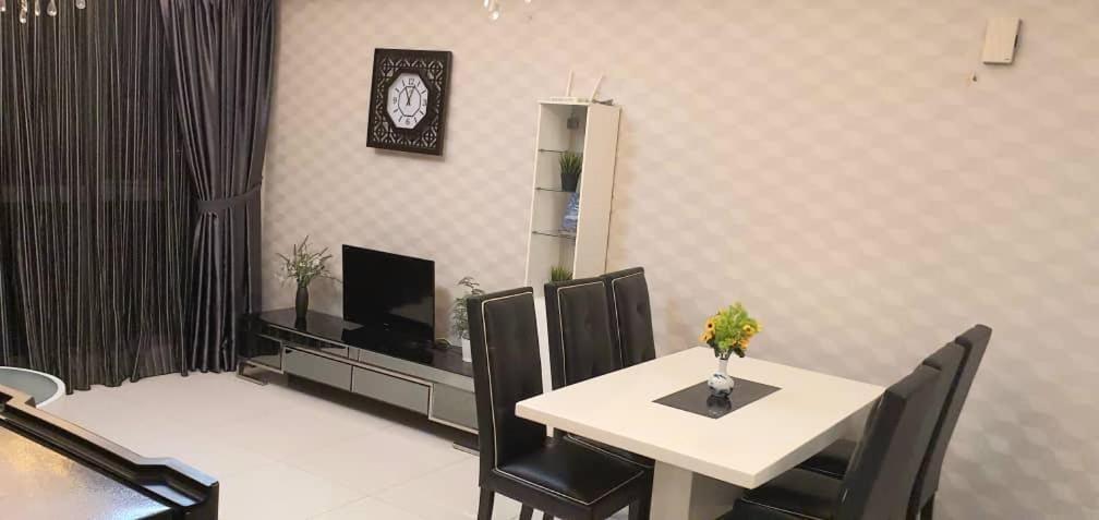 Regalia With Infinity Pool Kl By Cozy Homes Apartemen Kuala Lumpur